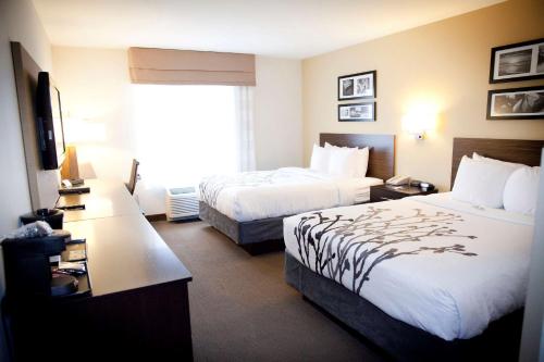 Un pat sau paturi într-o cameră la Sleep Inn & Suites Moundsville