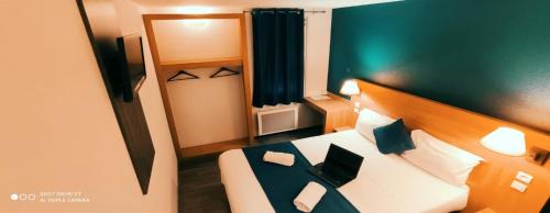 Katil atau katil-katil dalam bilik di Glisy Hôtel