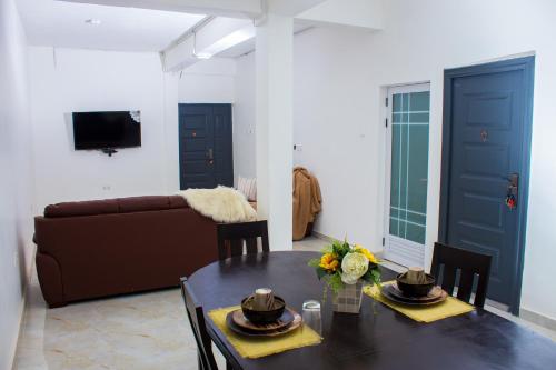 Haatso的住宿－Van Der Salle - Flovan Plaza，客厅配有桌子和沙发