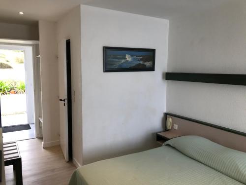 Ένα ή περισσότερα κρεβάτια σε δωμάτιο στο BELLE VUE MER STUDIO PISCINE