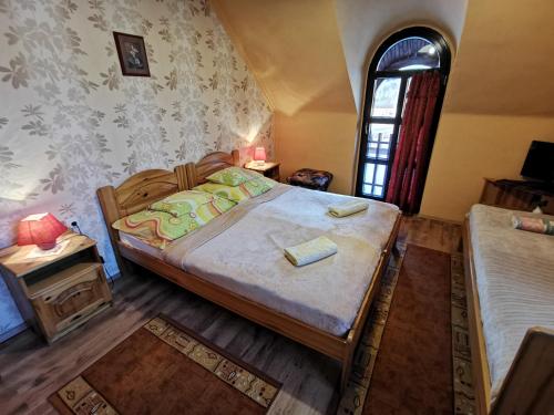 Giường trong phòng chung tại Hegyi Panzió