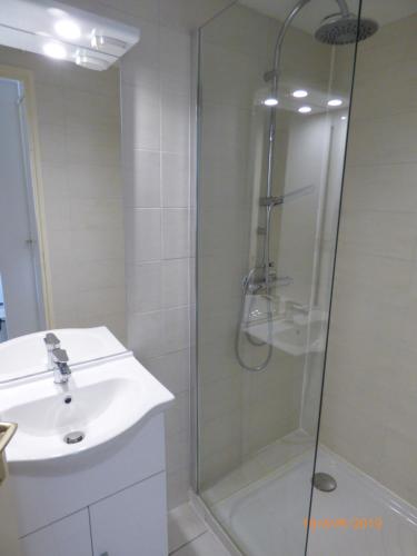 une salle de bain avec douche et lavabo dans l'établissement Pavillon T2, cabine, mezzanine, Narbonne Plage, à Narbonne-Plage