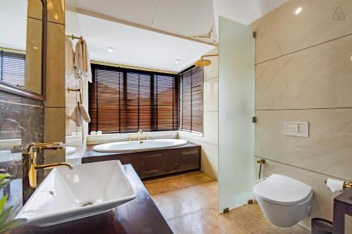 Ένα μπάνιο στο Ochre Villa- Luxury property in Assagaon / Vagator