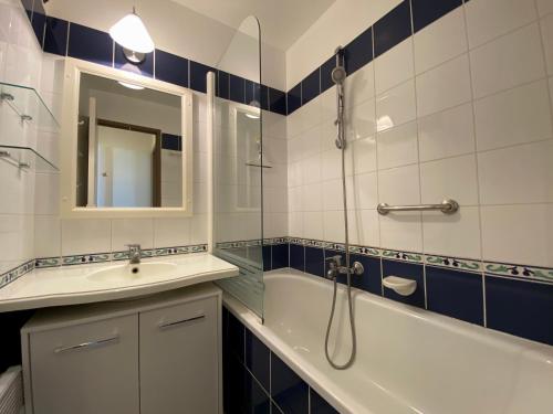 une salle de bain avec une baignoire, un lavabo et une douche dans l'établissement REF 060 Appartement pour quatre personnes résidence avec piscine vue Port Crouesty ARZON, à Arzon