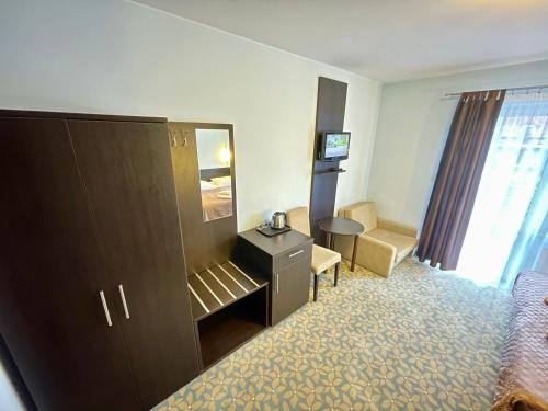 a hotel room with a bed and a mirror at Baltic Sun SPA in Rewal