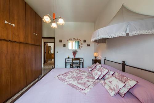 a bedroom with a bed with pink sheets and pillows at Il Rifugio di Amelia in Arezzo