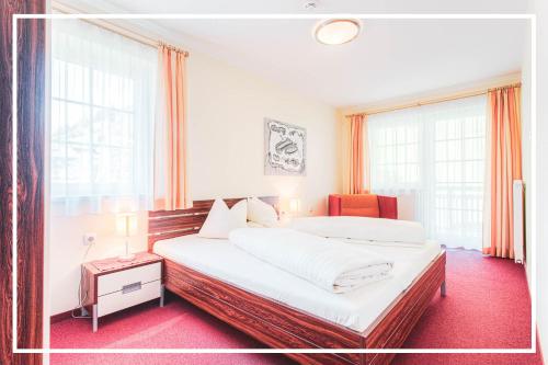 ein Hotelzimmer mit 2 Betten und 2 Fenstern in der Unterkunft Design-Appartementhaus - Urlaubsresort Hafele in Sankt Jakob in Defereggen