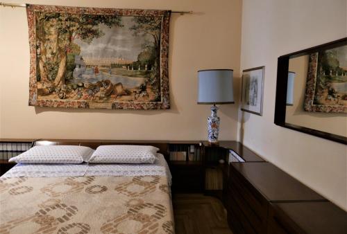 - une chambre avec un lit et une peinture murale dans l'établissement La Tana di Sofia, à Rome