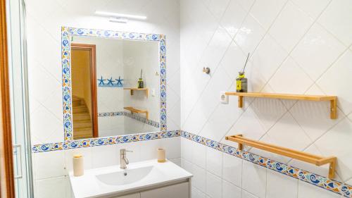Perfect Shore Guest House في باليال: حمام مع حوض ومرآة