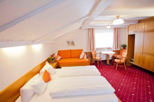 una camera d'albergo con due letti e un tavolo di Gästehaus Birkenhof a Oberstdorf