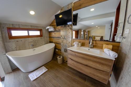 a bathroom with a large tub and a sink at Hotel Boutique San Marcos Chiquinquirá in Chiquinquirá