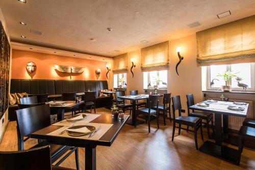 a restaurant with tables and chairs in a room at Farmerhaus-Lodge in Groß-Umstadt