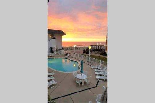 Renovated, Oceanfront Building, Boardwalk, Pool, Beach, 4 People, cozy studio unit, walk right out n