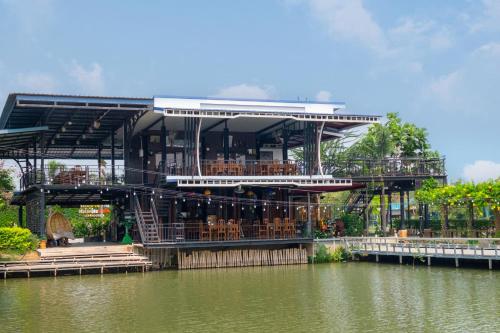 Вид на реку недалеко от курортного отеля