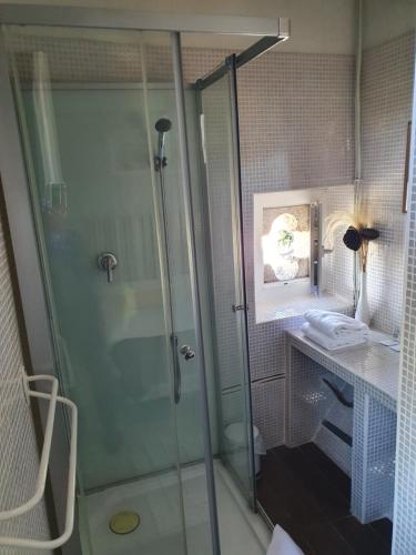 eine Dusche mit Glastür im Bad in der Unterkunft Le Bistrot Vinaigrette in Prades-le-Lez