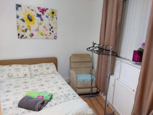 Ein Bett oder Betten in einem Zimmer der Unterkunft Spacious Double Room in Anfield
