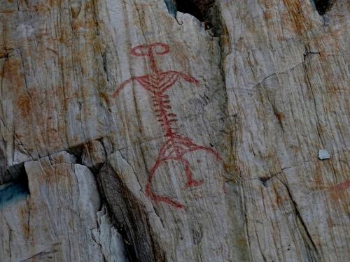 a lizard painted on the side of a tree stump at Bremanger Fjord Hotell in Svelgen