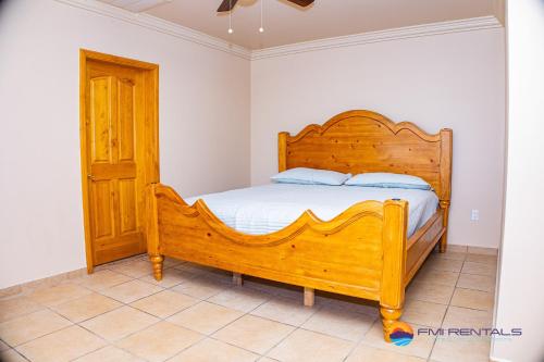 Un pat sau paturi într-o cameră la Casa Costa Diamante F27