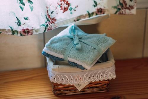 a basket with towels in it sitting under a bed at Domki Victoria in Sasino
