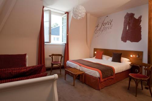 Un pat sau paturi într-o cameră la The Originals Boutique, Hôtel Ô Gayot, Bagnoles-de-l'Orne (Inter-Hotel)