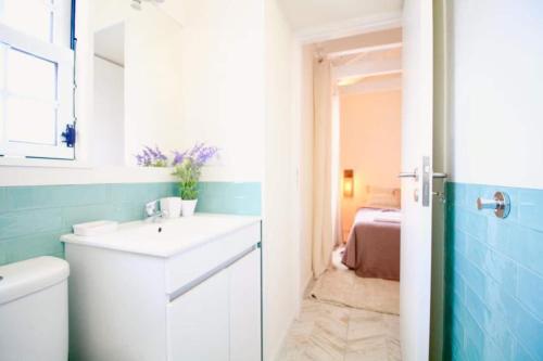 bagno con lavandino bianco e servizi igienici di FISH HOUSE 1 a Prainha de Cima