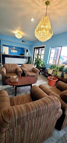 Χώρος καθιστικού στο Regency Travel Inn