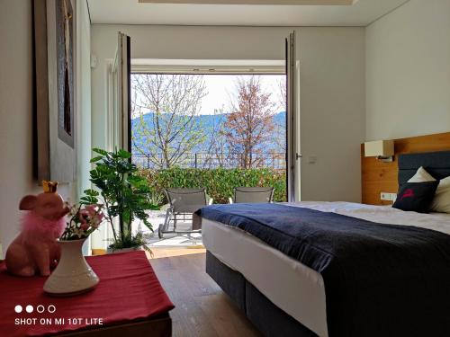 Un dormitorio con una cama y una ventana grande. en Ruhige Ferienwohnung mit Garten und Garage in Privatvilla, en Marlengo