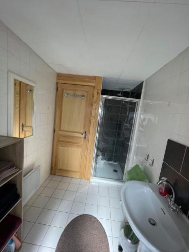 une salle de bain avec un lavabo, une douche et une baignoire dans l'établissement La Montournaise, à Montournais