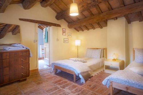 1 Schlafzimmer mit 2 Betten und einer Kommode in der Unterkunft La Casina Rossa in Borgo Pace