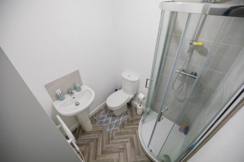 La petite salle de bains est pourvue d'une douche et de toilettes. dans l'établissement Sigma Executive Apartment 6, à North Shields