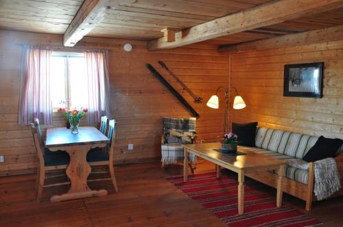 ein Wohnzimmer mit einem Sofa und einem Tisch in der Unterkunft Moose Garden in Orrviken