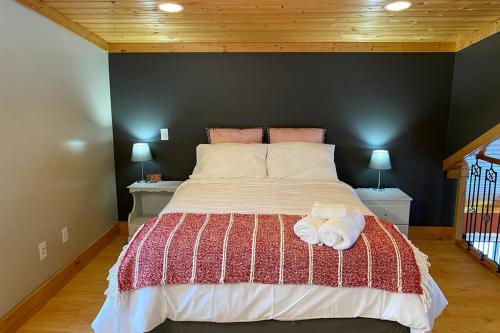 ein Schlafzimmer mit einem großen Bett mit zwei Handtüchern darauf in der Unterkunft Gudjonson Getaway - 2 bed 2 bath Cabin in Golden