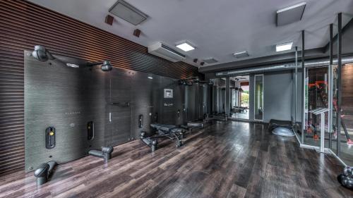 Volcano Spa Hotelにあるフィットネスセンターまたはフィットネス設備
