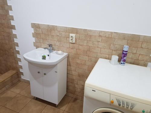 Ванная комната в Домик из двух комнат + кухня столовая с удобствами, со своим двориком под ключ