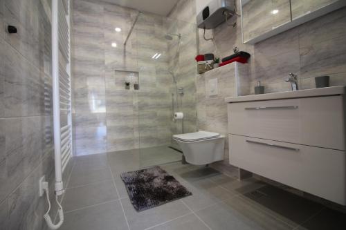 Kylpyhuone majoituspaikassa makarska centre1free parking 1 floor