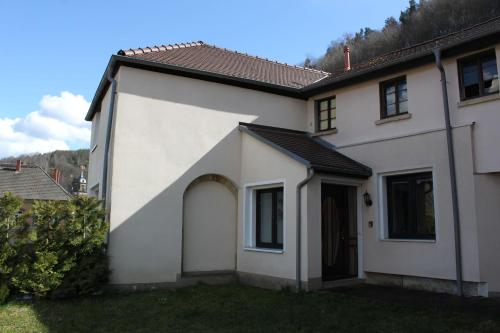 ein weißes Haus mit einem Torbogen an der Seite in der Unterkunft Ferienwohnungen endlich urlaub in Königstein an der Elbe