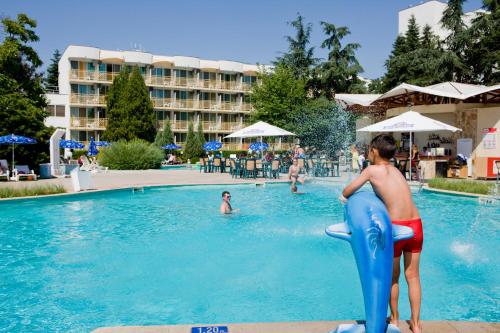 un niño jugando en la piscina del hotel en Hotel Malibu en Albena