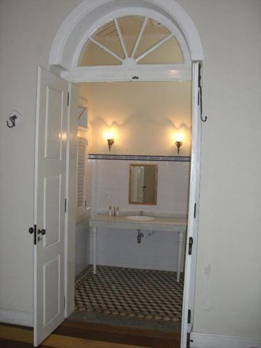a bathroom with a sink and a mirror at Casa Frankie in São Luís