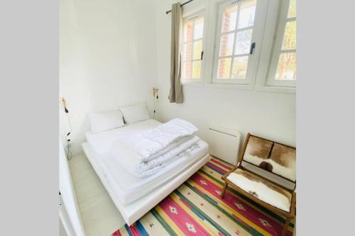uma cama branca num quarto com uma janela em Proche Golf Appartement 4pers avec parking piscine tennis em Neufchâtel-Hardelot