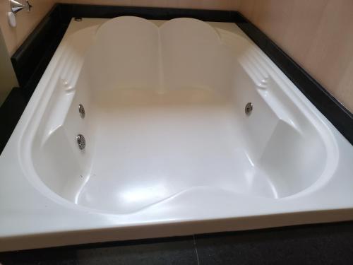 a bathtub in a bathroom with a white tub at Casa Duplex Iriri - Banheira e Piscina in Iriri