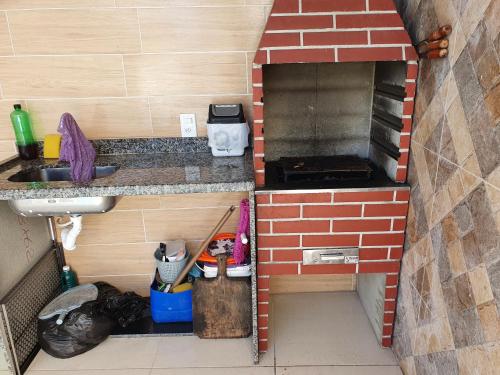 Kuchyň nebo kuchyňský kout v ubytování Casa Duplex Iriri - Banheira e Piscina