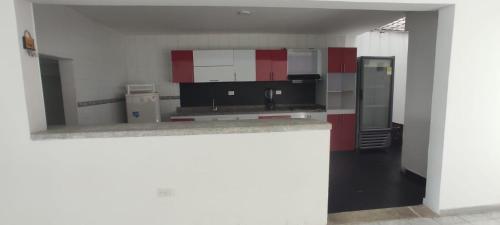 Kuchyň nebo kuchyňský kout v ubytování Casa con piscina privada Girardot