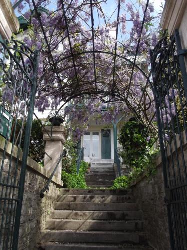 Ein Garten an der Unterkunft Saint Charles Hôtel & Coliving Biarritz
