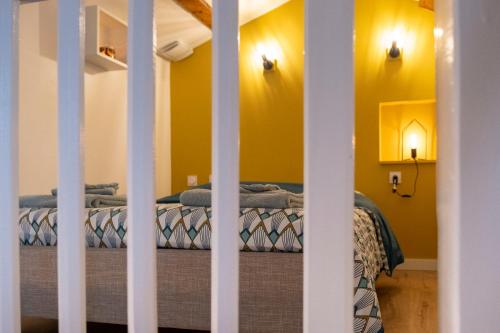 um quarto com 2 camas e paredes amarelas em Le Duplex à Mimine em Le Pin-en-Mauges