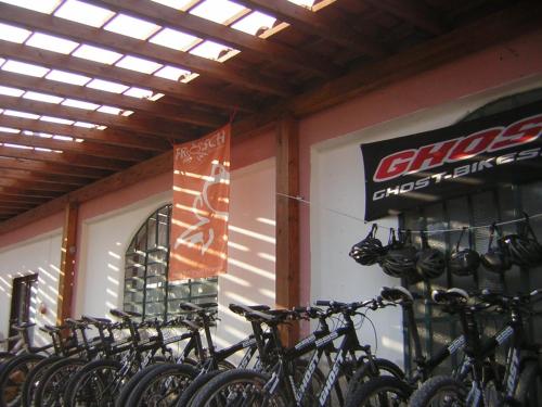 un gruppo di biciclette parcheggiate in un negozio di Hotel Europa a Casal Velino