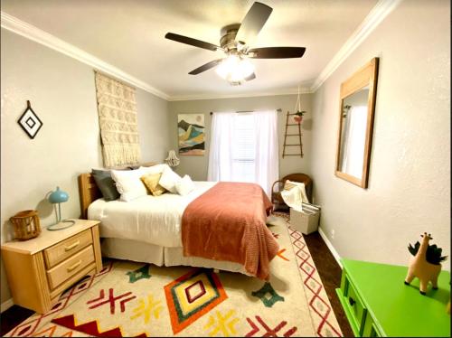 Ένα ή περισσότερα κρεβάτια σε δωμάτιο στο Private Bedroom Suite - Communal House near Integris
