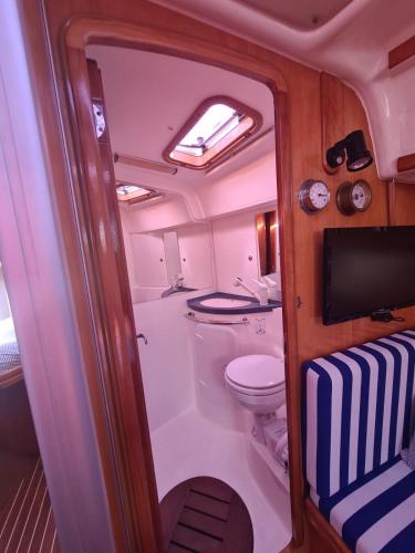 a bathroom with a toilet and a tv in it at BARCO PURAVIDA in Vigo