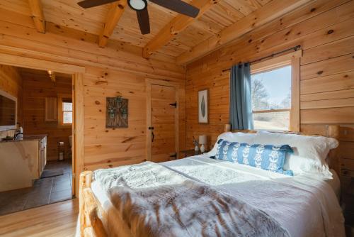 Krevet ili kreveti u jedinici u okviru objekta Family Friendly ~ Hocking Hills Cabin ~ Close to Caves, w/Wifi