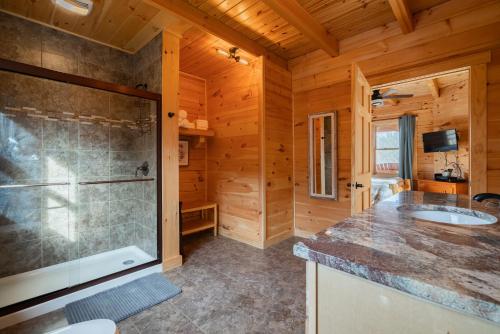 Kupatilo u objektu Family Friendly ~ Hocking Hills Cabin ~ Close to Caves, w/Wifi