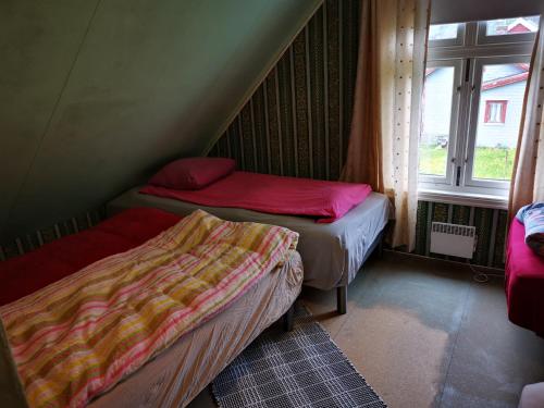 Ліжко або ліжка в номері Kongsfjord Paradise Holiday